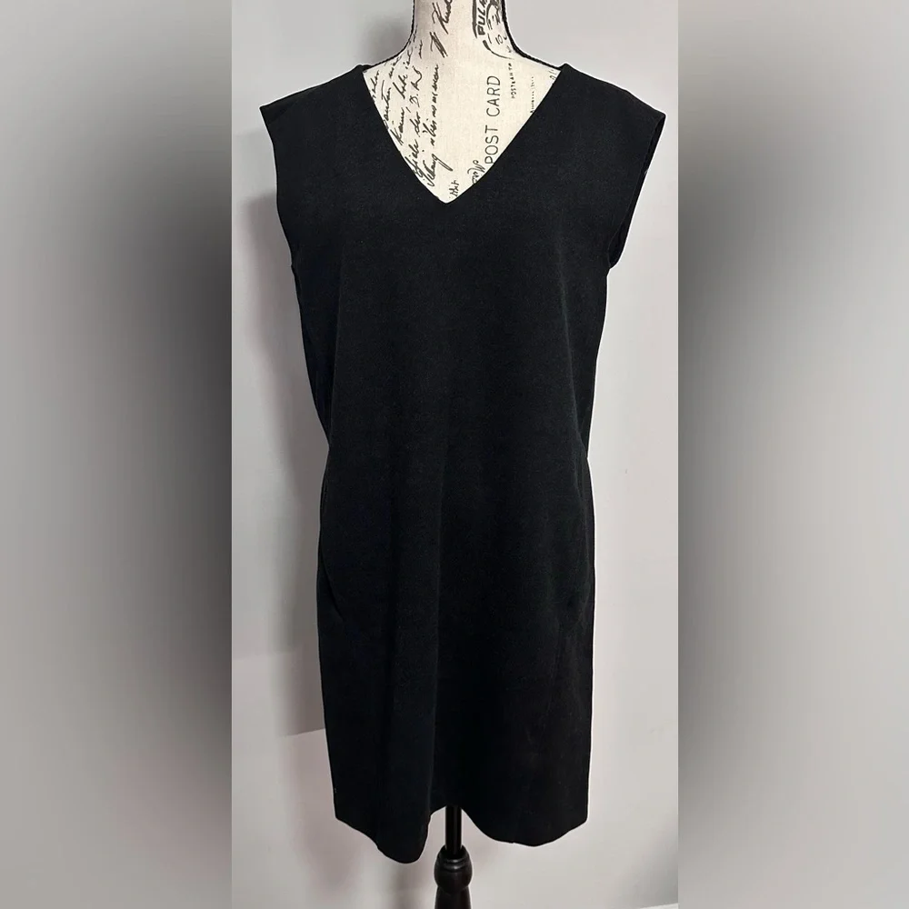 ๐ค Club Monaco V-Neck Top โ Black ๐ค - Picture 3 of 13